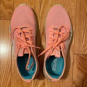 🍑 EUC Women’s Adidas Bounce Running Shoes